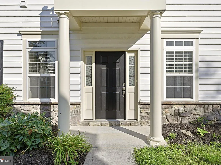 300 Kintyre Ln — Photo 3