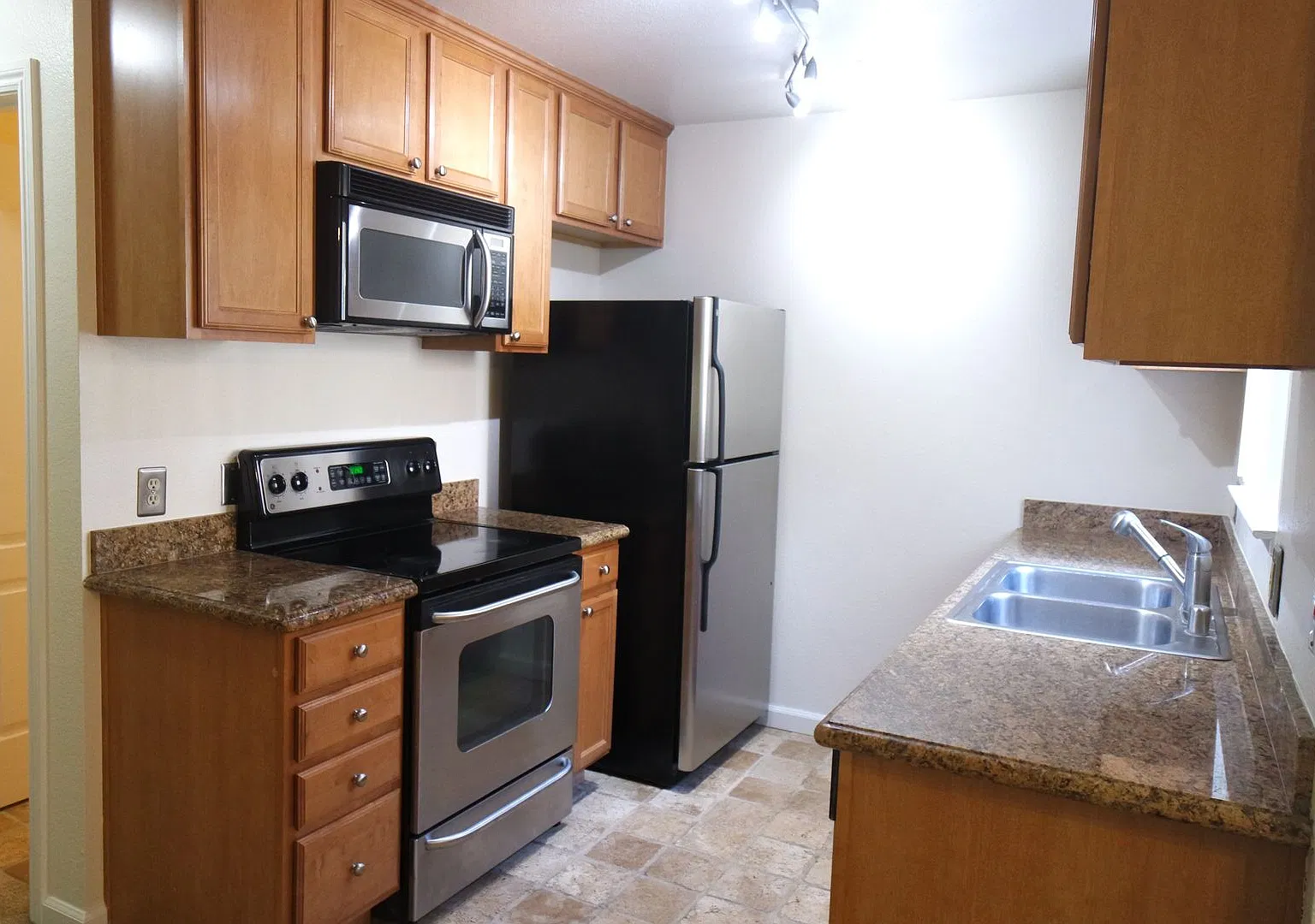 Centrally Located Santa Clara Condo — Photo 3