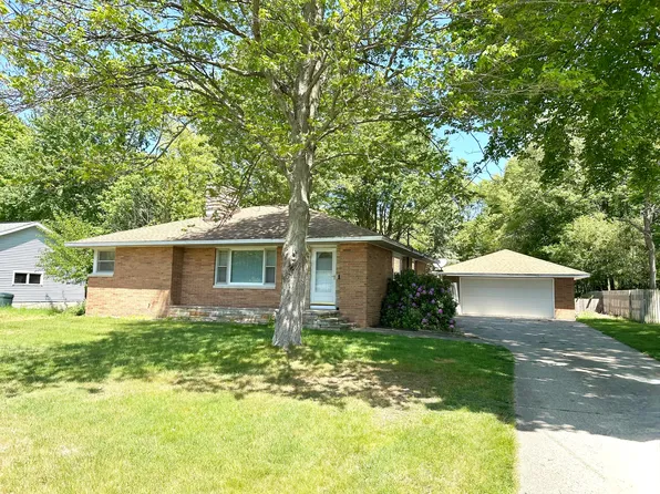 960 Porter Rd, Norton Shores, MI 49441