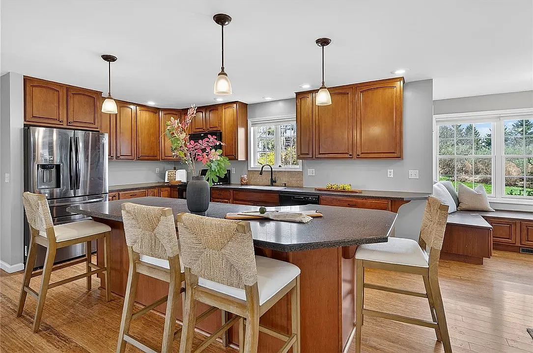 3 bed, 2.5 bath, 3247 sqft, $3,000 — Photo 3