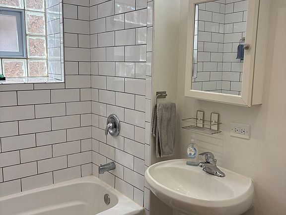 5th image of 4838 N Claremont Ave Unit 1