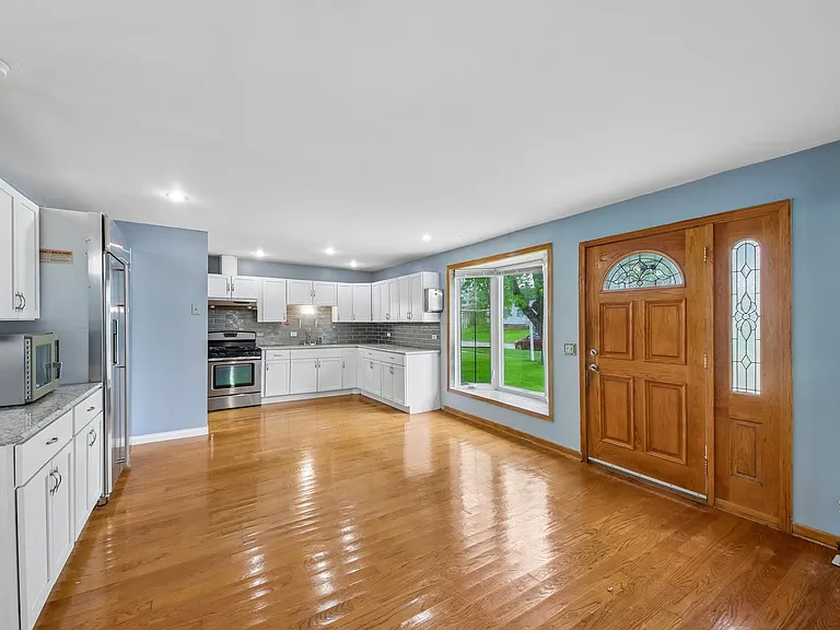 670 Lakeview Ln — Photo 6