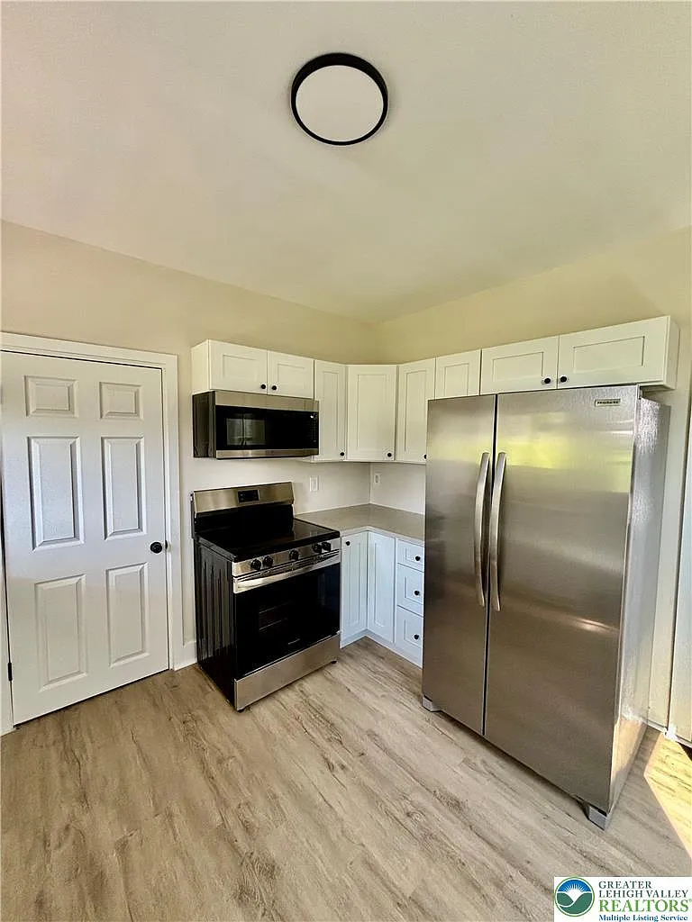 4 bed, 1.0 bath, 1120 sqft, $2,050 — Photo 3
