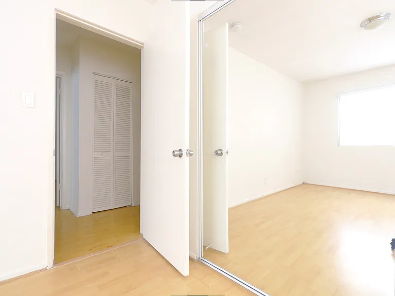 923 6th St #9 — Photo 8