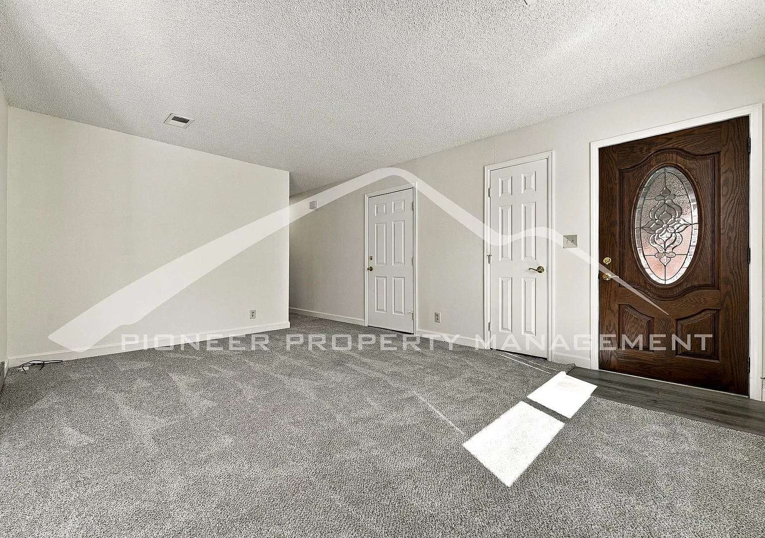 Spacious Townhouse with Central AC and Washer/Dryer — Photo 3