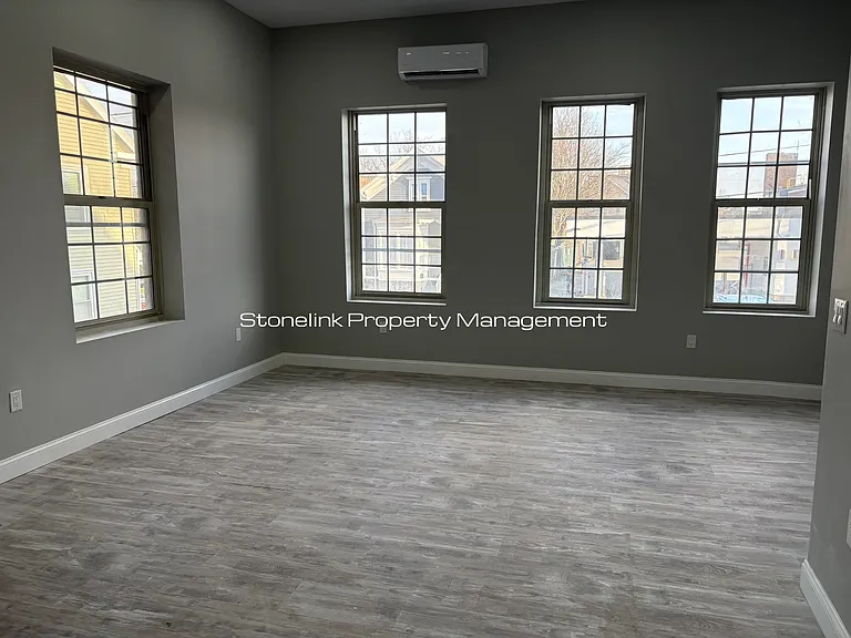 387 Broad St — Photo 4