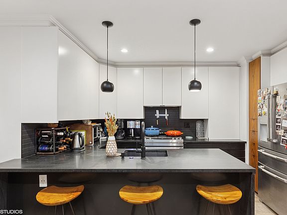 5th image of 1136 Dean St #1