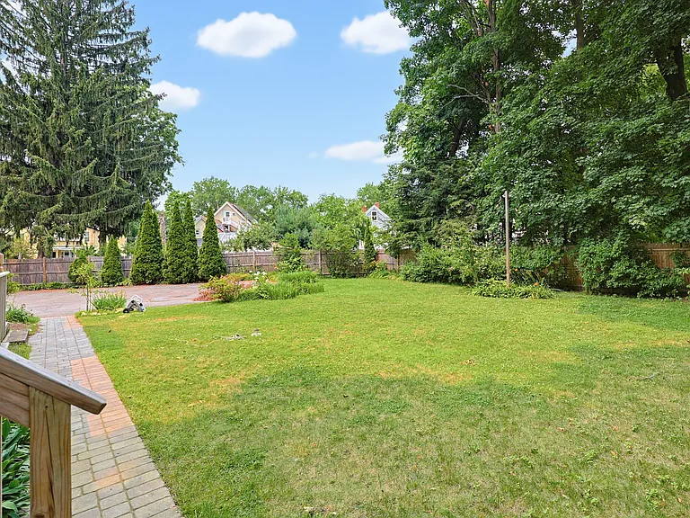 17 Church Ct — Photo 2