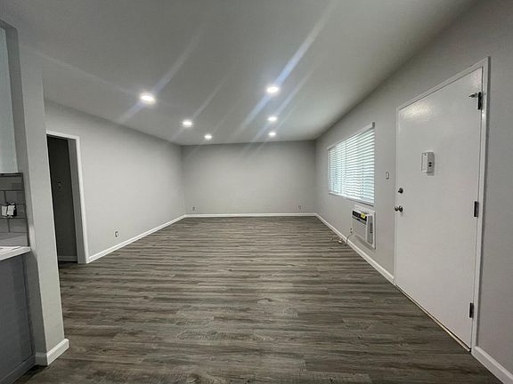 4th image of 1020 S Sherbourne Dr