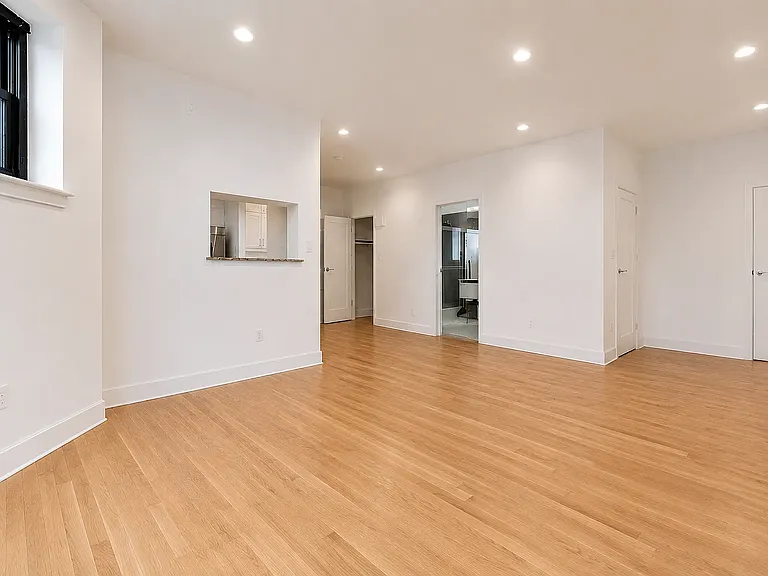 213 E 37th St #5A — Photo 2
