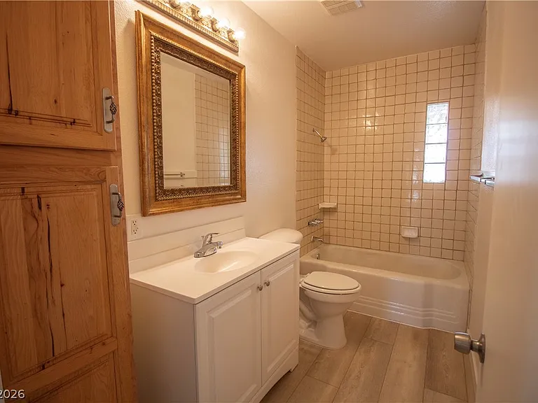 119 W Victory Rd — Photo 15