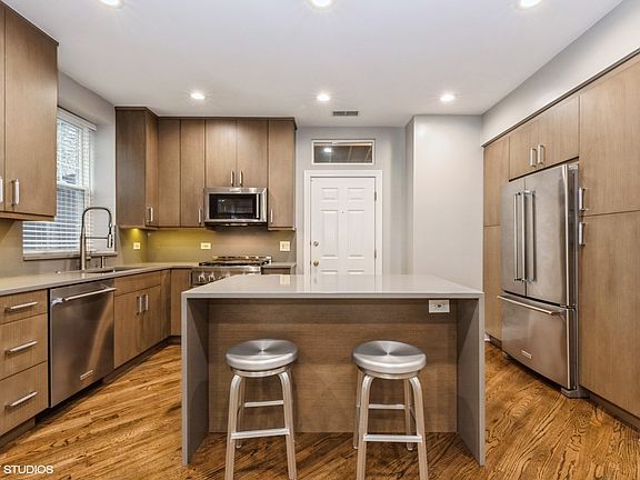 5th image of 828 W Gunnison St APT 1N