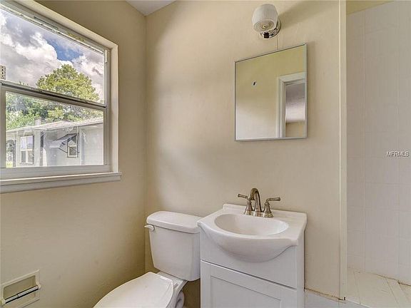 3rd image of 1115 1/2 Howard St