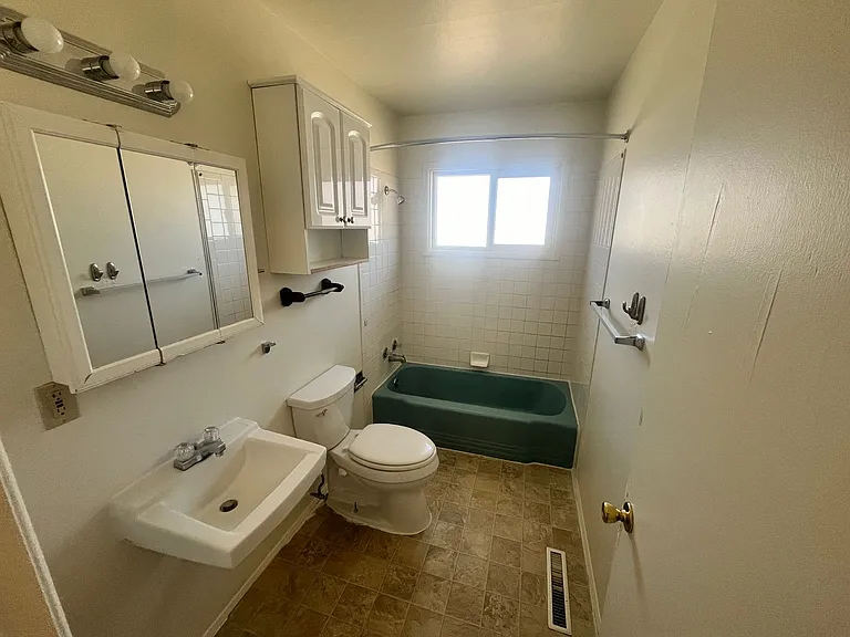 1702 Holmes Dr — Photo 8
