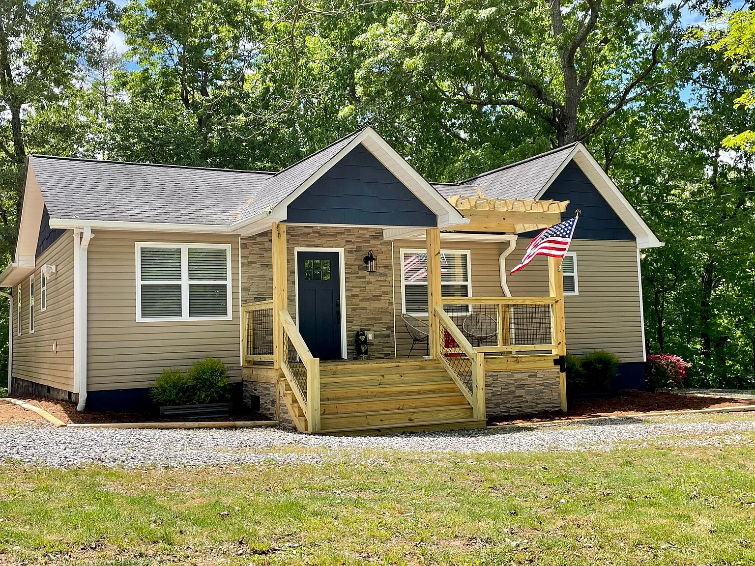 233 Lakeview Cir — Photo 1