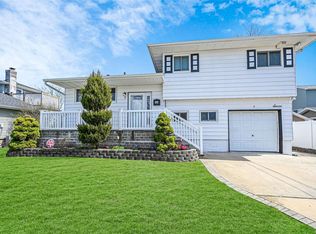 7 Gladys Ln, Freeport, NY 11520