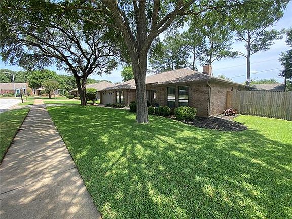 2nd image of 2076 Parkridge Dr
