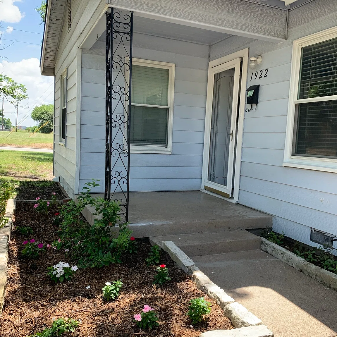 3 bed, 1.5 bath, 1332 sqft, $1,625 — Photo 1