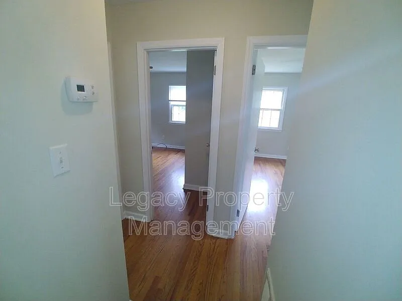 3 bed, 1.0 bath, 1200 sqft, $1,400 — Photo 2