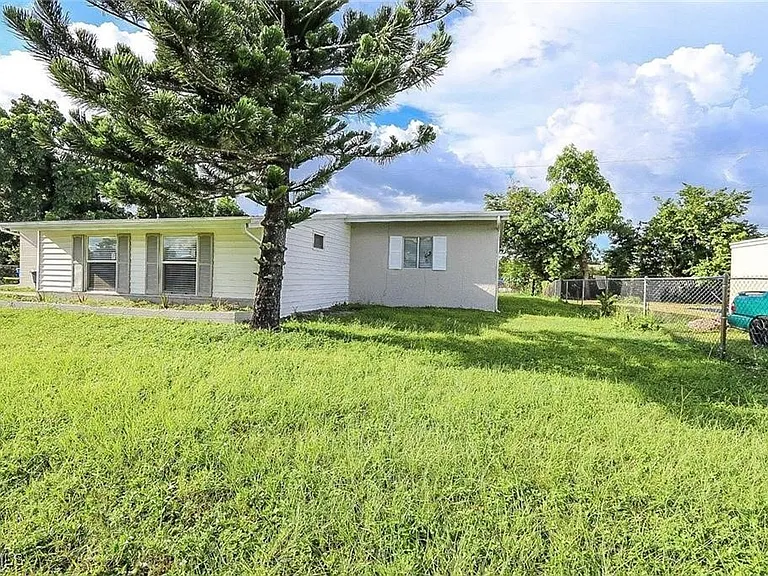305 Bougainvillea Rd W — Photo 2