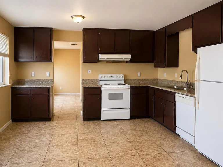 4080 Studio St — Photo 2