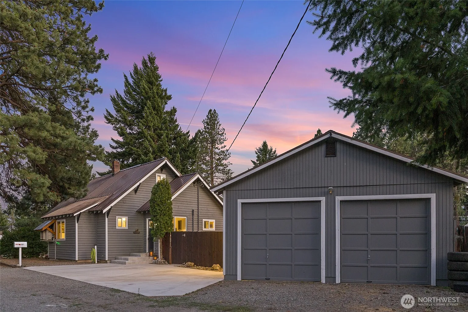 601 Roslyn Place photo 1