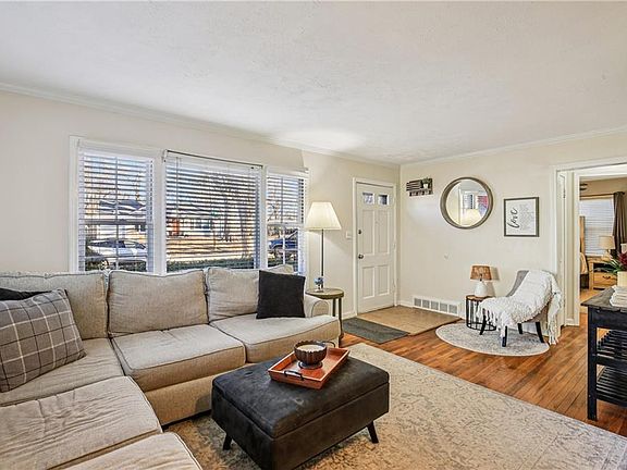 3rd image of 601 W 84th Ter