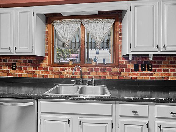 4th image of 328 Maple Ave