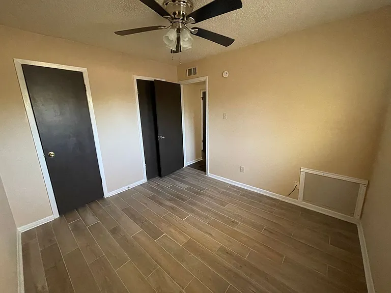 425 W Ave C — Photo 14