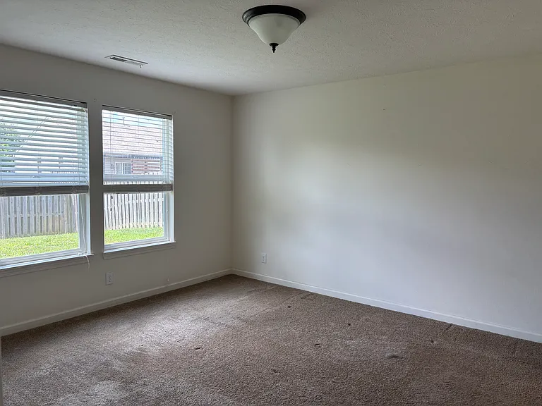 2915 Dillon Dr — Photo 3