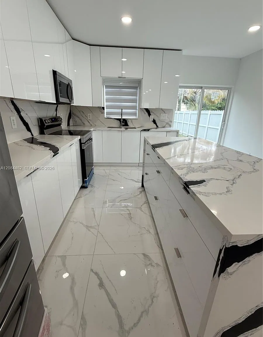 3 bed, 2.5 bath, 1640 sqft, $3,500 — Photo 4