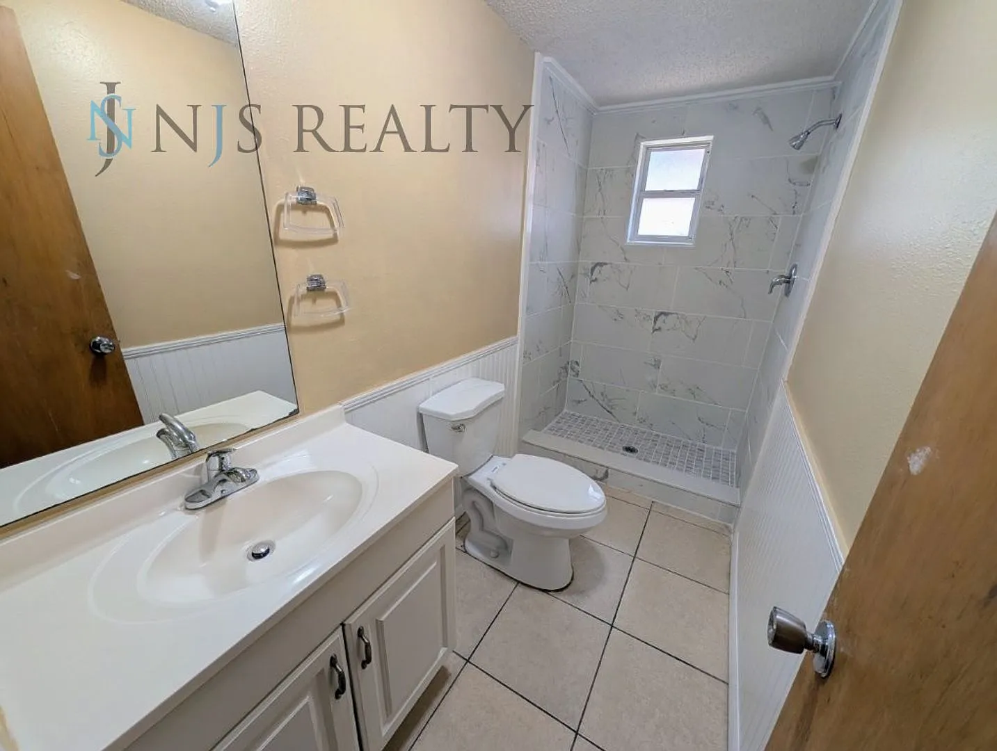 2/2- Bonus Room, All Tile Floors, New Kitchen & Bath Renovation!! — Photo 2