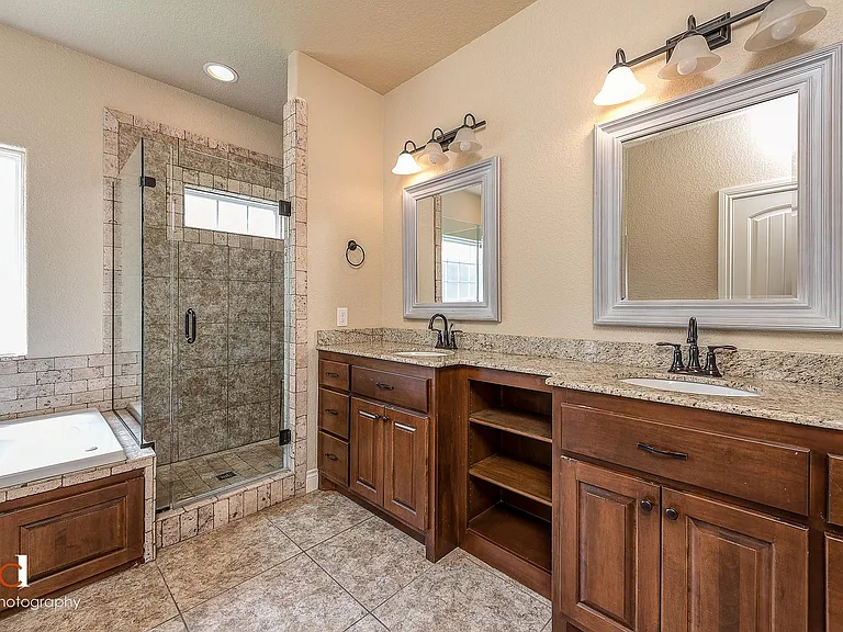 1408 NE Dysart Woods Ln — Photo 18