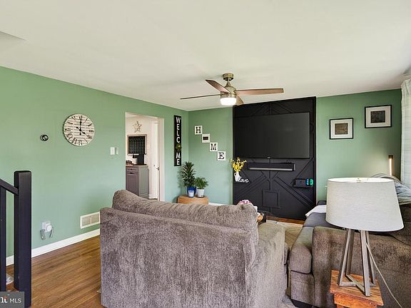 3rd image of 83 Hawthorne Ave