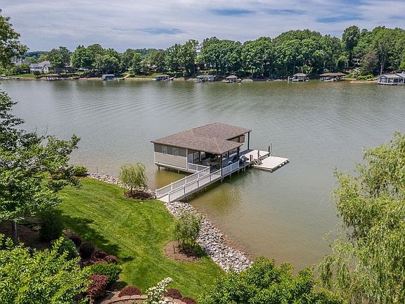 5th image of 20 Lockport Ct