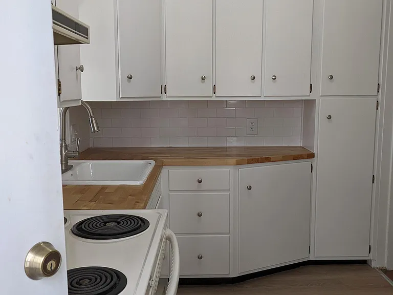 327 N Charlotte St — Photo 8