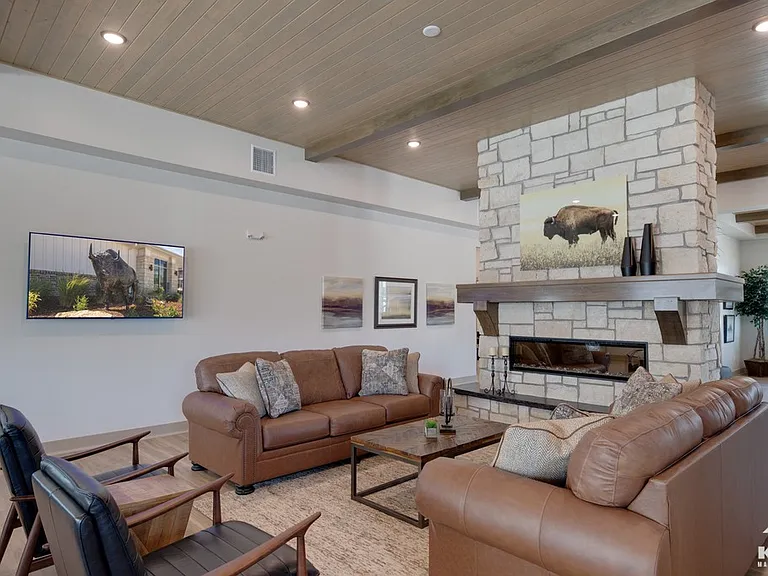 Clubhouse, lounge