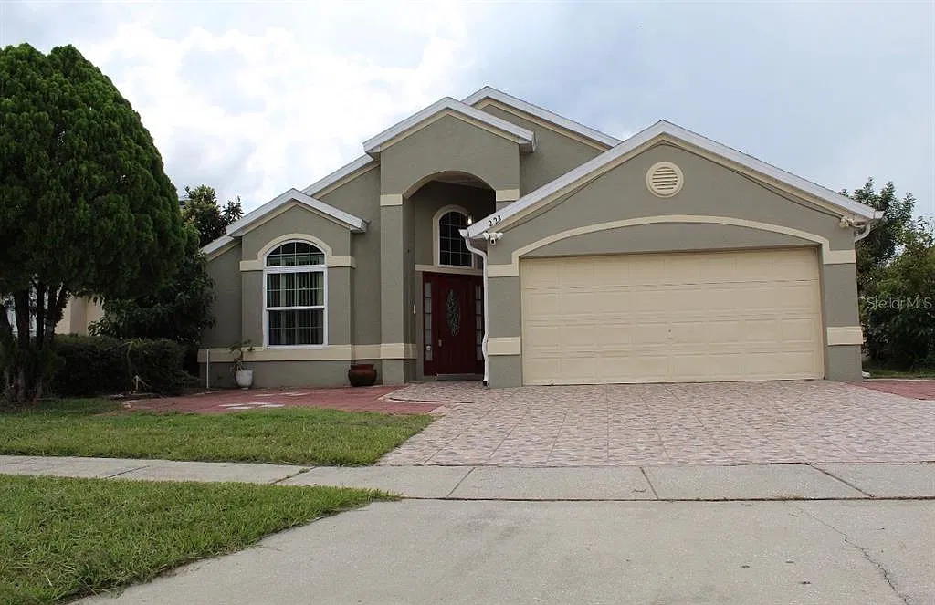 4 bed, 2.0 bath, 2327 sqft, $2,399 — Photo 1