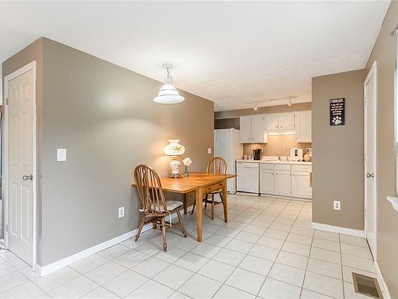 4th image of 22 Hanningfield Cir