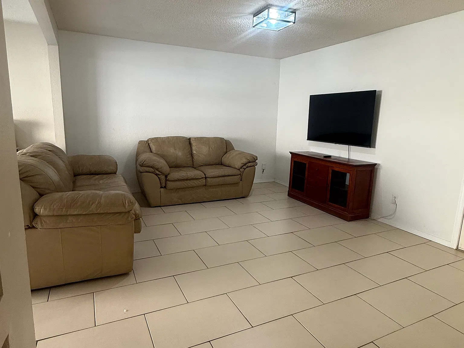 4 bed, 2.5 bath, 1887 sqft, $2,250 — Photo 2