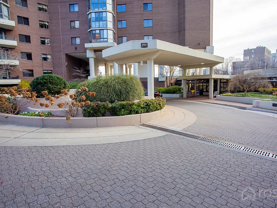 1st image of 1600 N Oak St APT 301