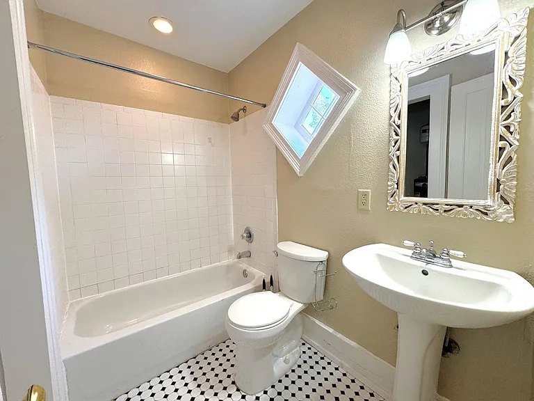 808 Dauphin St #C — Photo 11