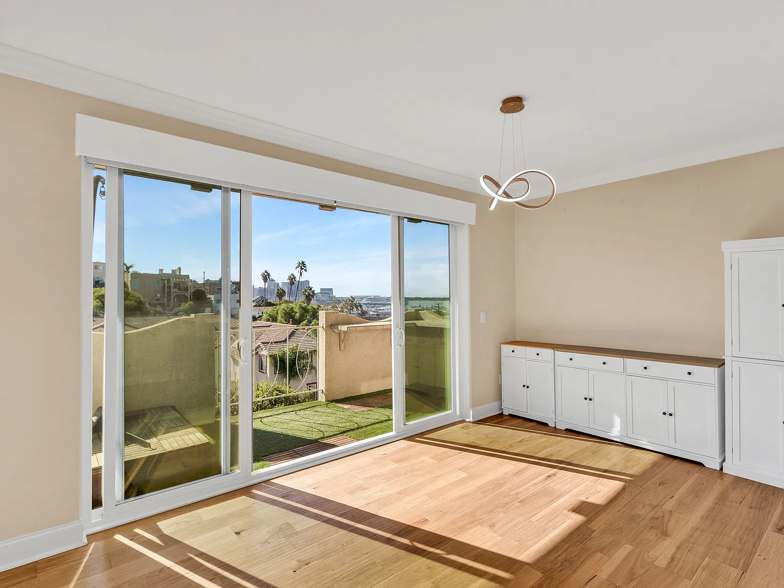 2 bed, 1400 sqft, $4,400 — Photo 2