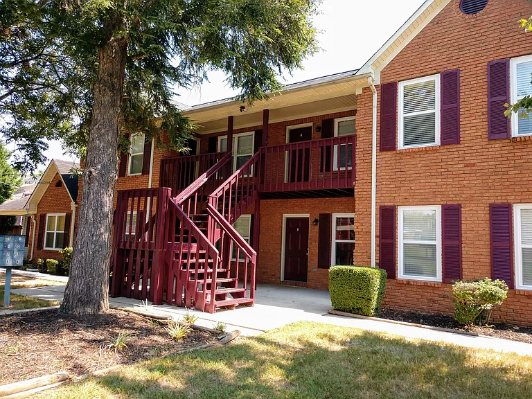 Beautiful conveniently located building walking distance to grocery store