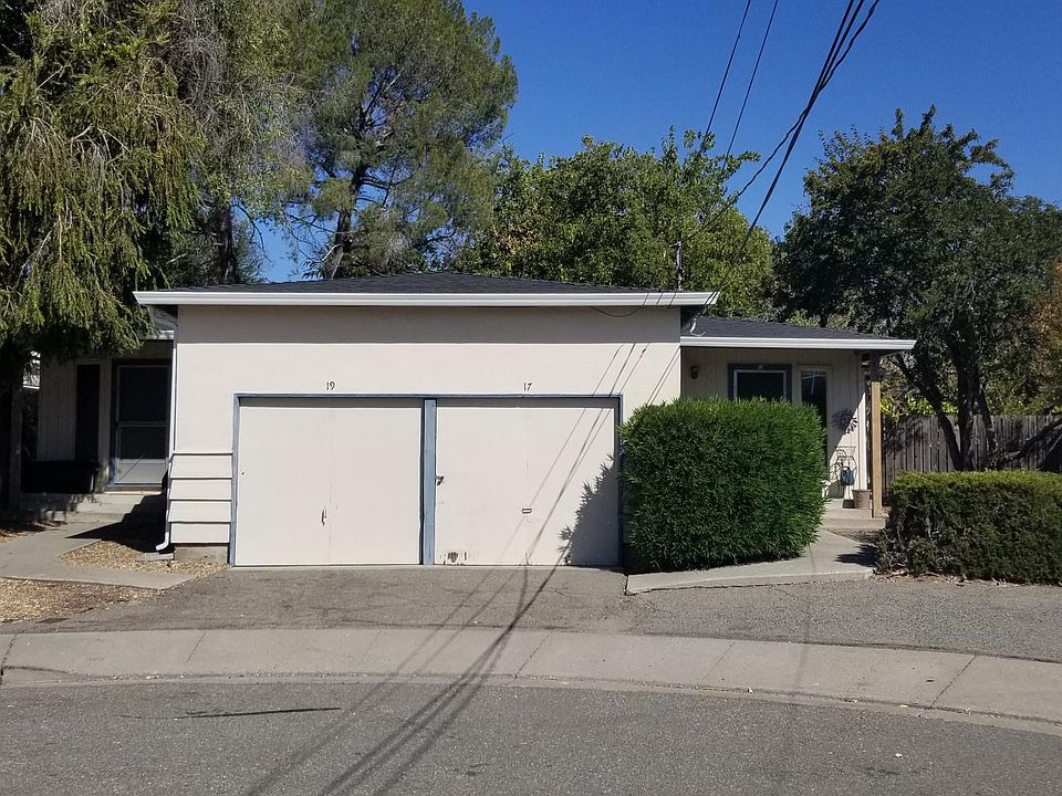 Duplex w/ garage & laundry hookups