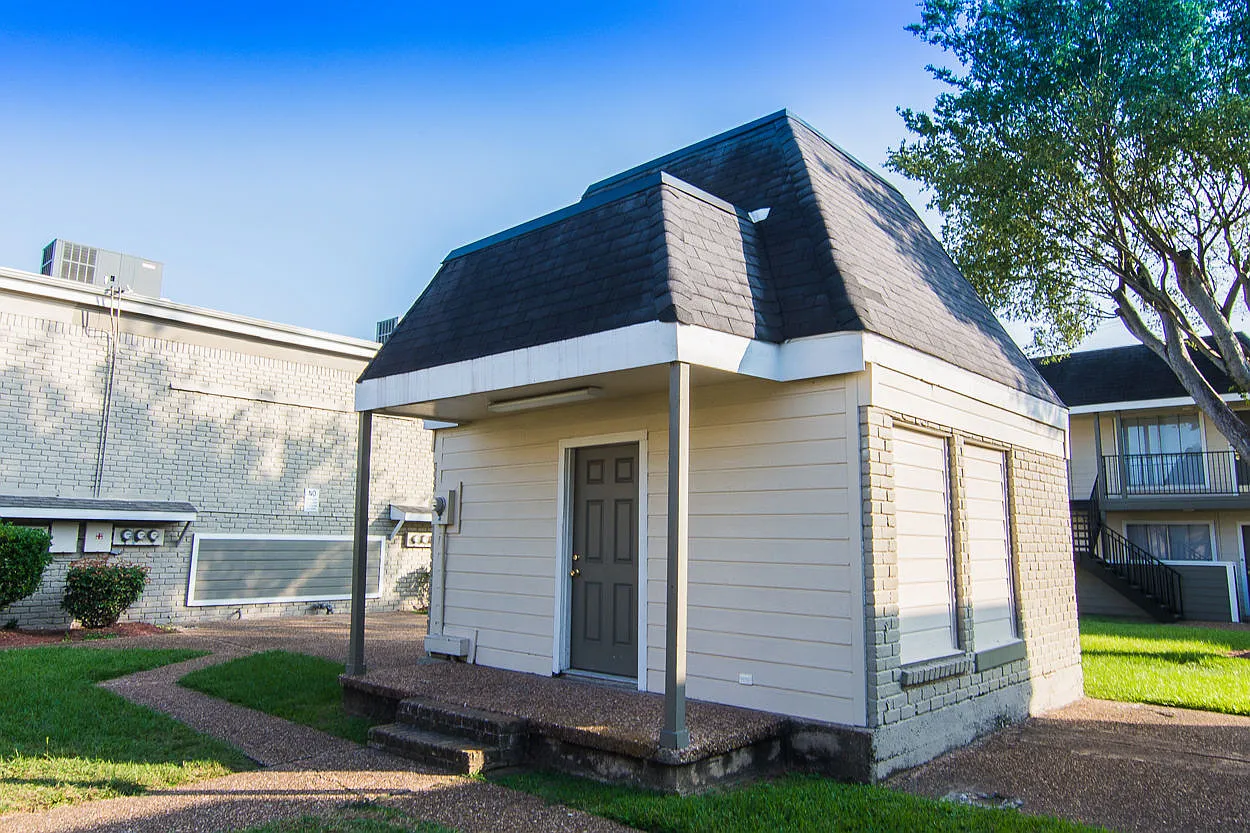 Northlake Manor Apartments — Photo 1