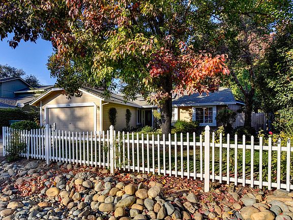 2nd image of 2706 Hillcrest Dr