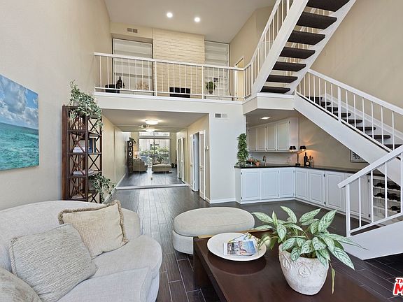 2nd image of 982 Granville Ave #4
