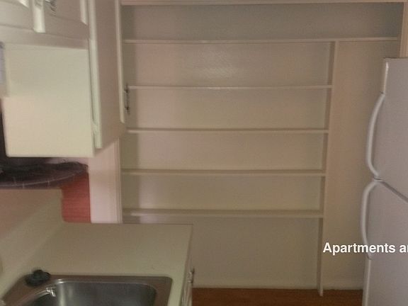 3rd image of 1112 Hazelton St