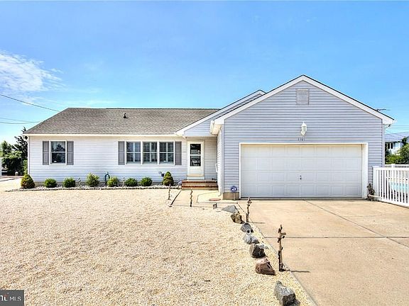 2nd image of 1101 E Hickory Dr